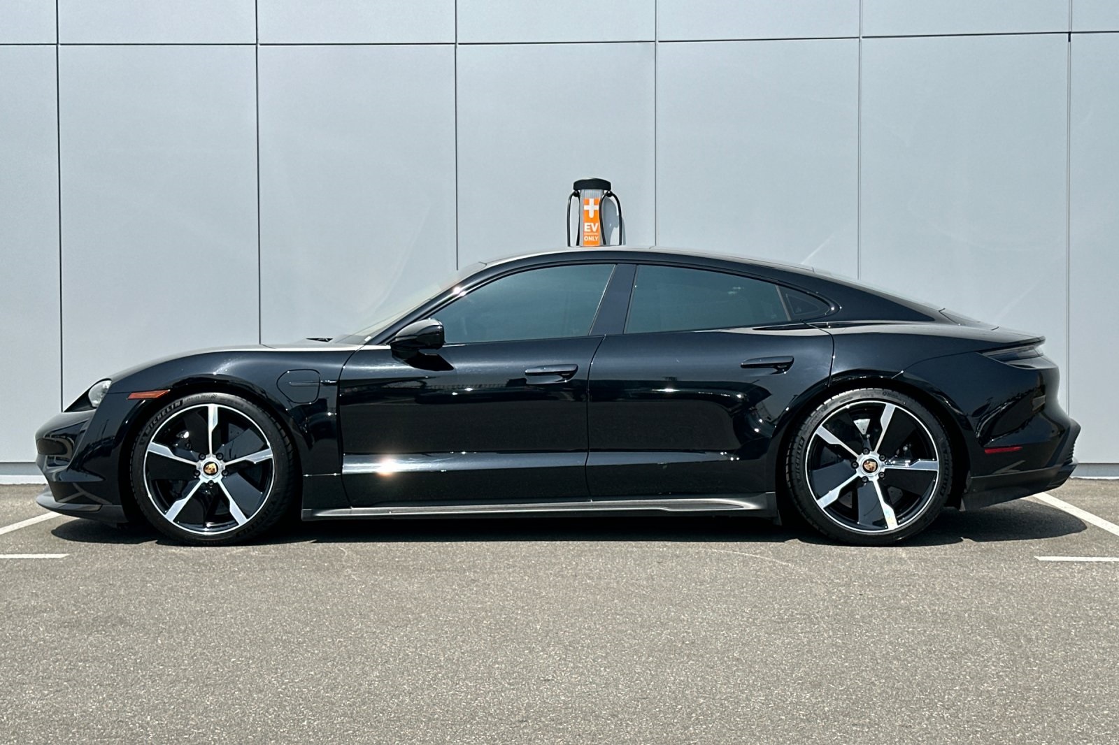 2021 Porsche Taycan Turbo S photo 2