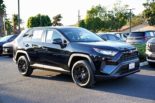 2022 Toyota RAV4 LE photo 5