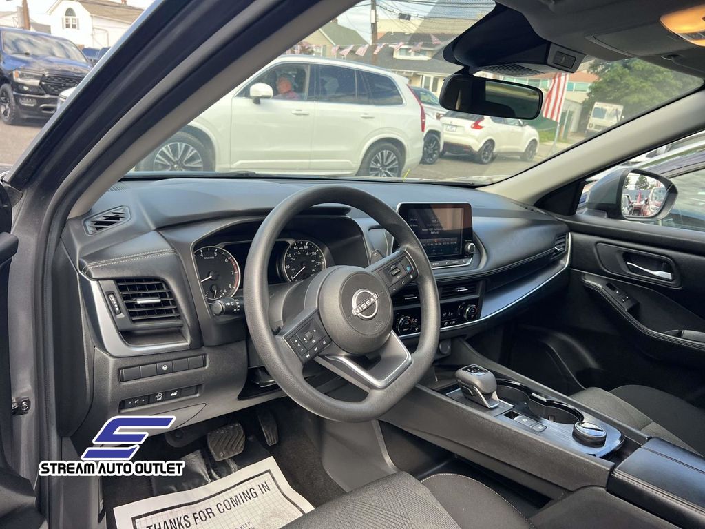 2024 Nissan Rogue SV photo 12
