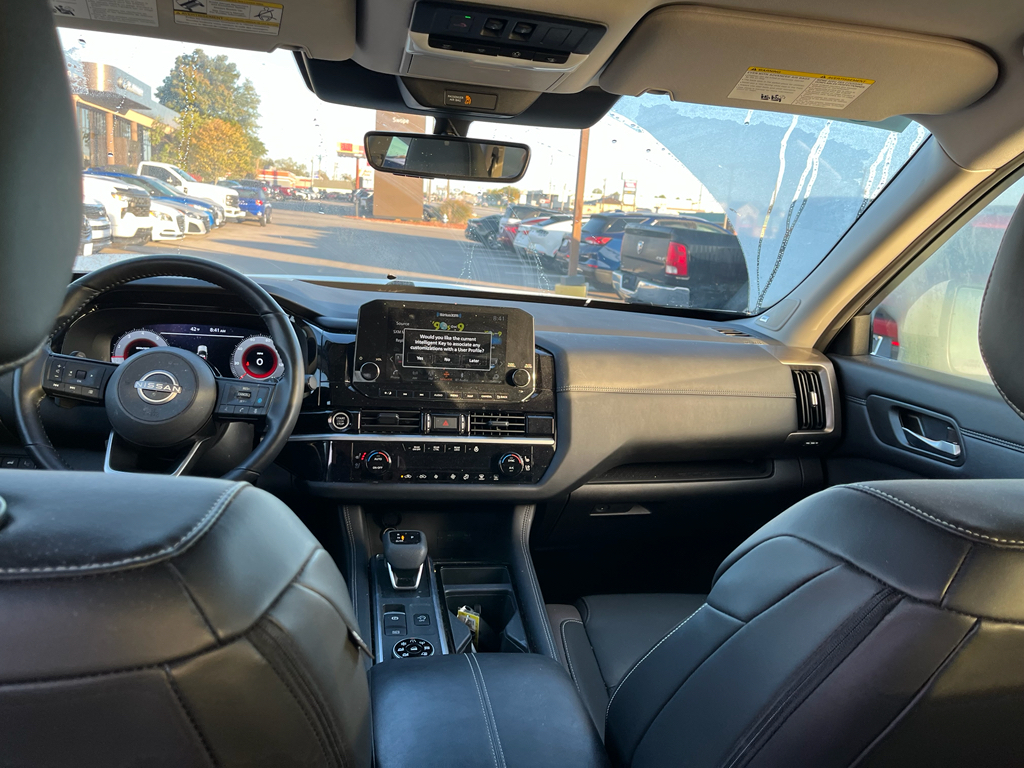 2024 Nissan Pathfinder Platinum photo 2