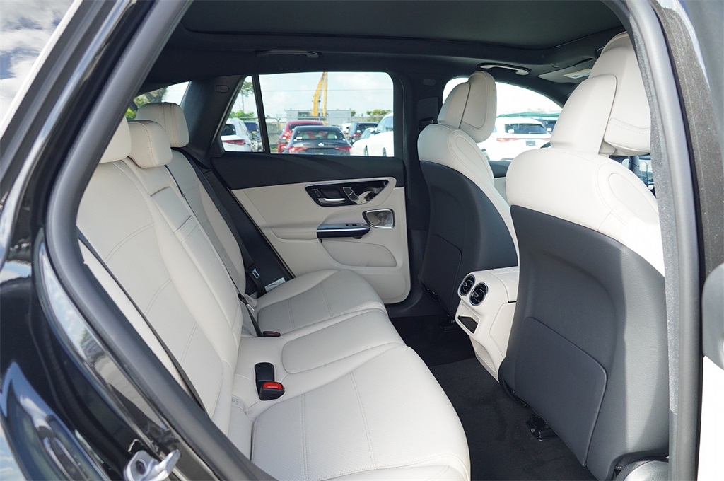 2025 Mercedes Benz GLC 300 photo 13