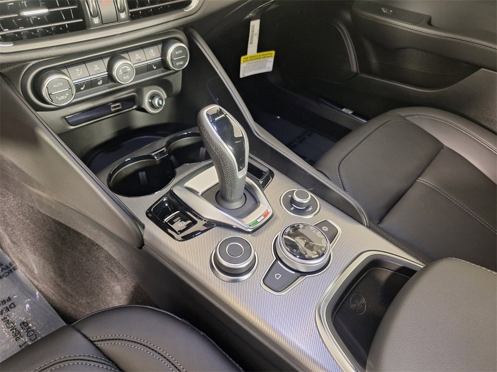 2025 Alfa Romeo Giulia Base photo 23