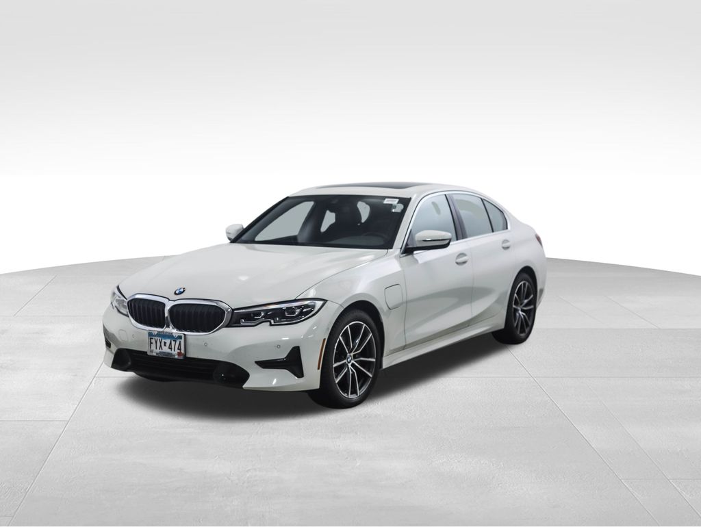 2021 BMW 3 Series 330e's photo