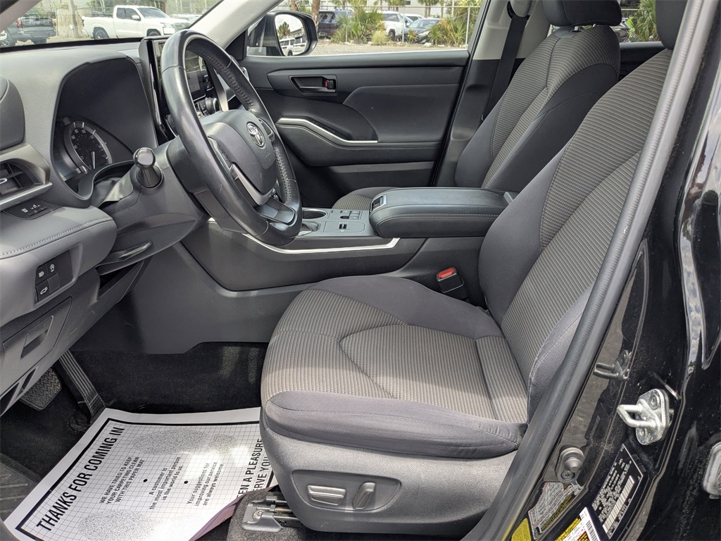 2023 Toyota Highlander LE photo 18