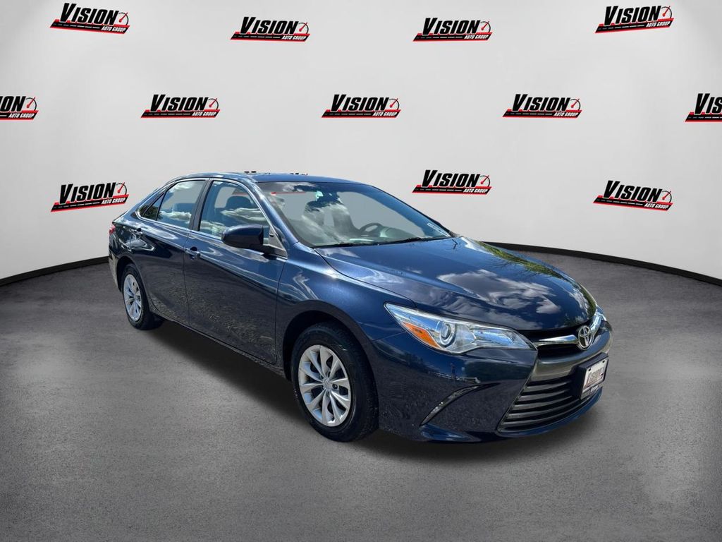 2016 Toyota Camry LE photo 3