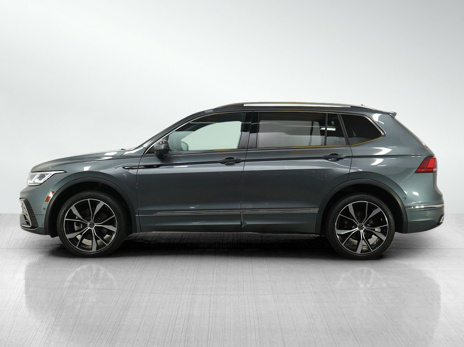 Used 2022 Volkswagen Tiguan SEL R-LINE with VIN 3VV4B7AX5NM104151 for sale in Bloomington, Minnesota