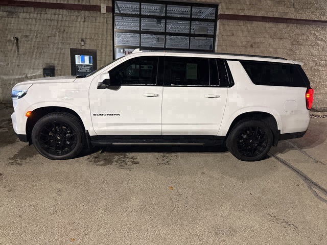 2023 Chevrolet Suburban LS photo 2