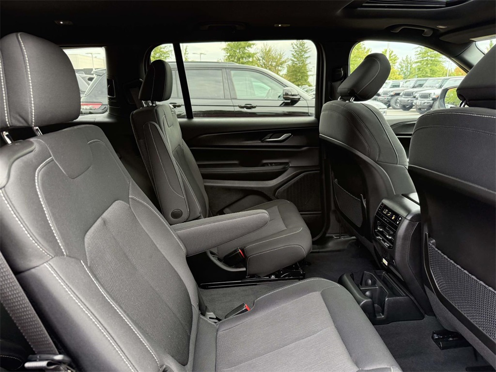 2025 Jeep Grand Cherokee Laredo photo 13
