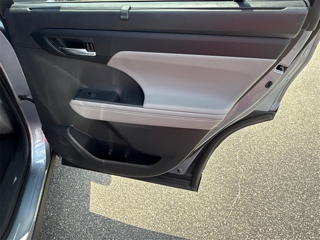 2021 Toyota Highlander XLE photo 16