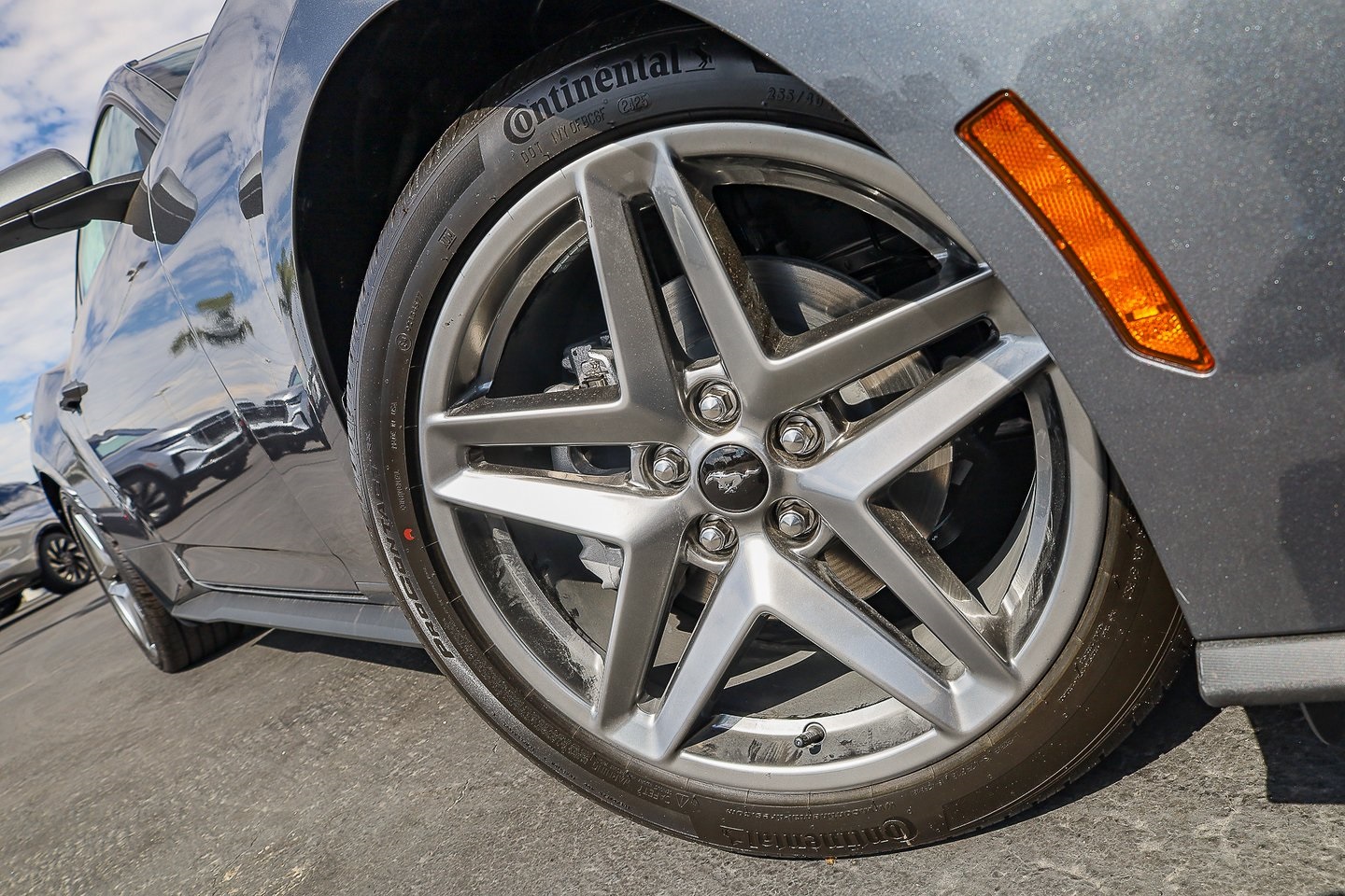 2025 Ford Mustang EcoBoost photo 2