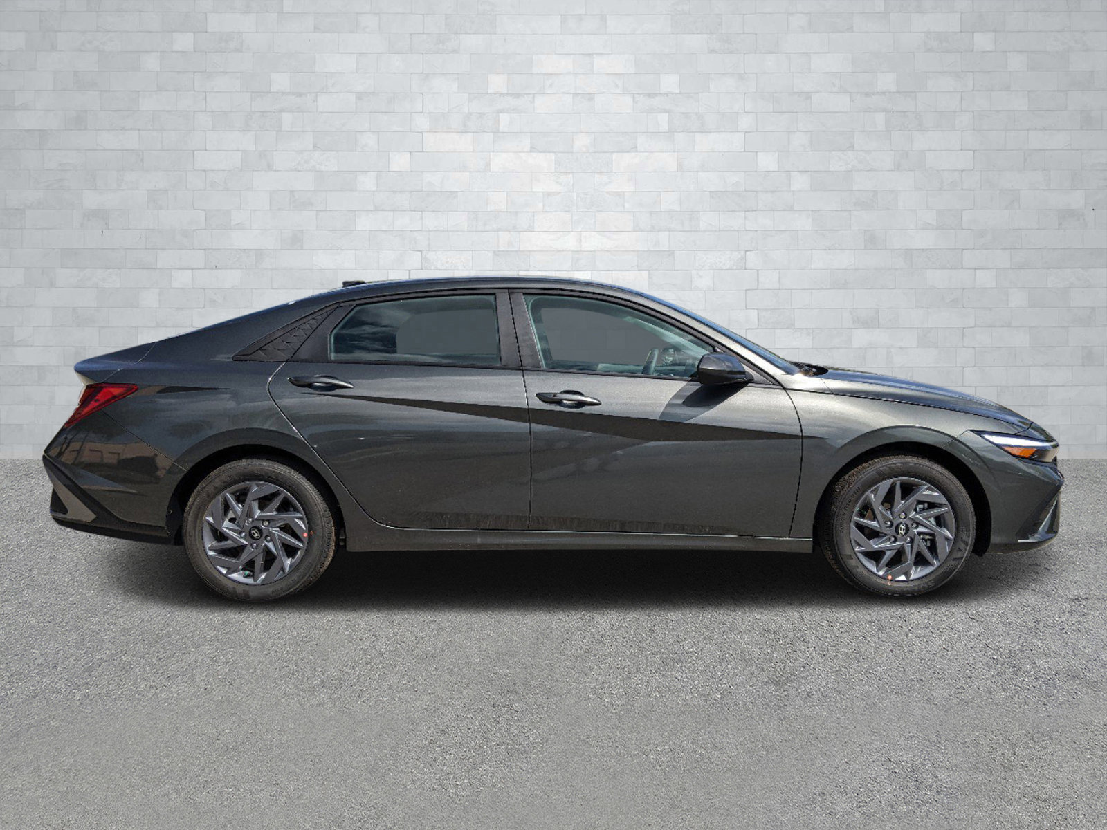 2025 Hyundai Elantra SEL Sport photo 3
