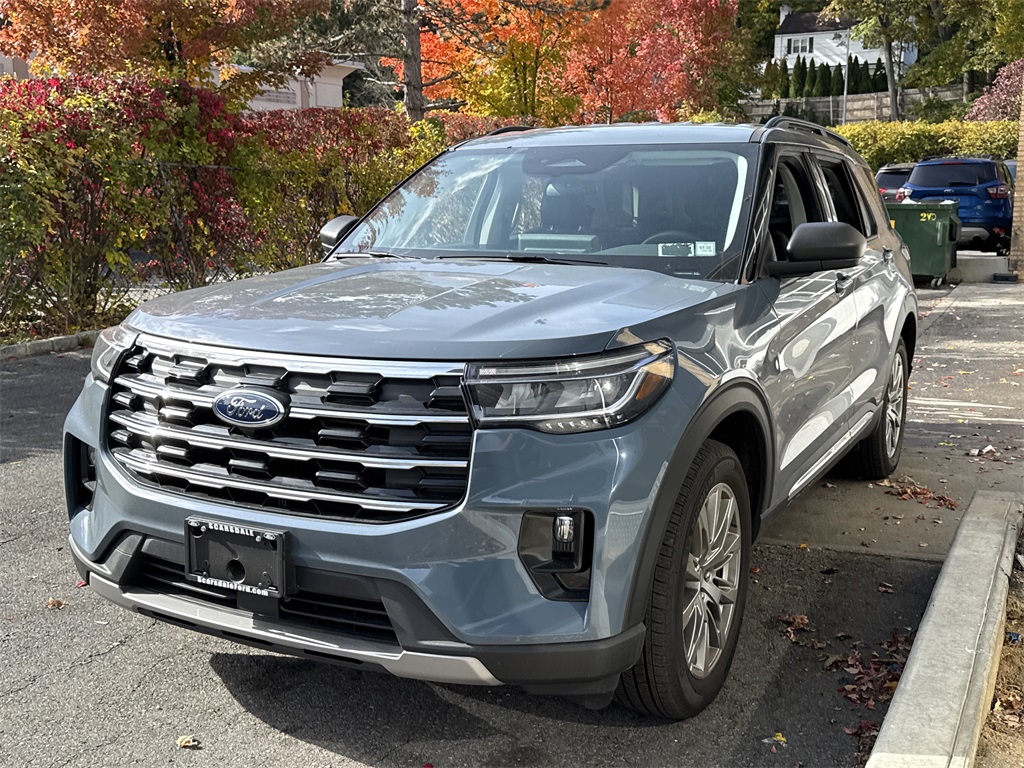 2025 Ford Explorer photo 3