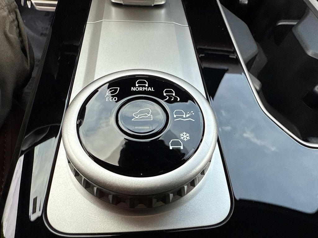 2025 Mitsubishi Outlander SEL photo 29