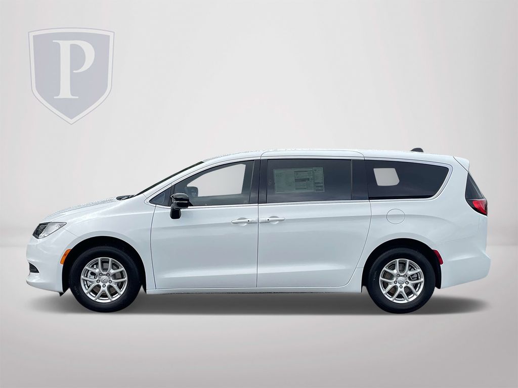 2025 Chrysler Voyager LX photo 4