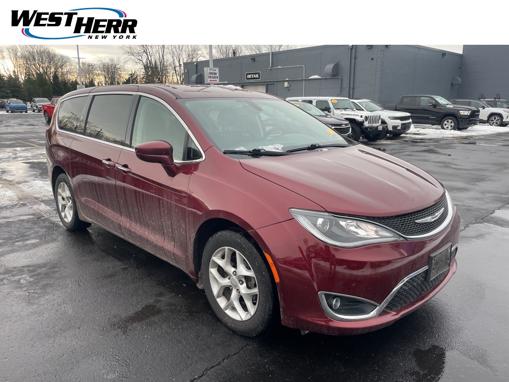 2020 Chrysler Pacifica Touring's photo