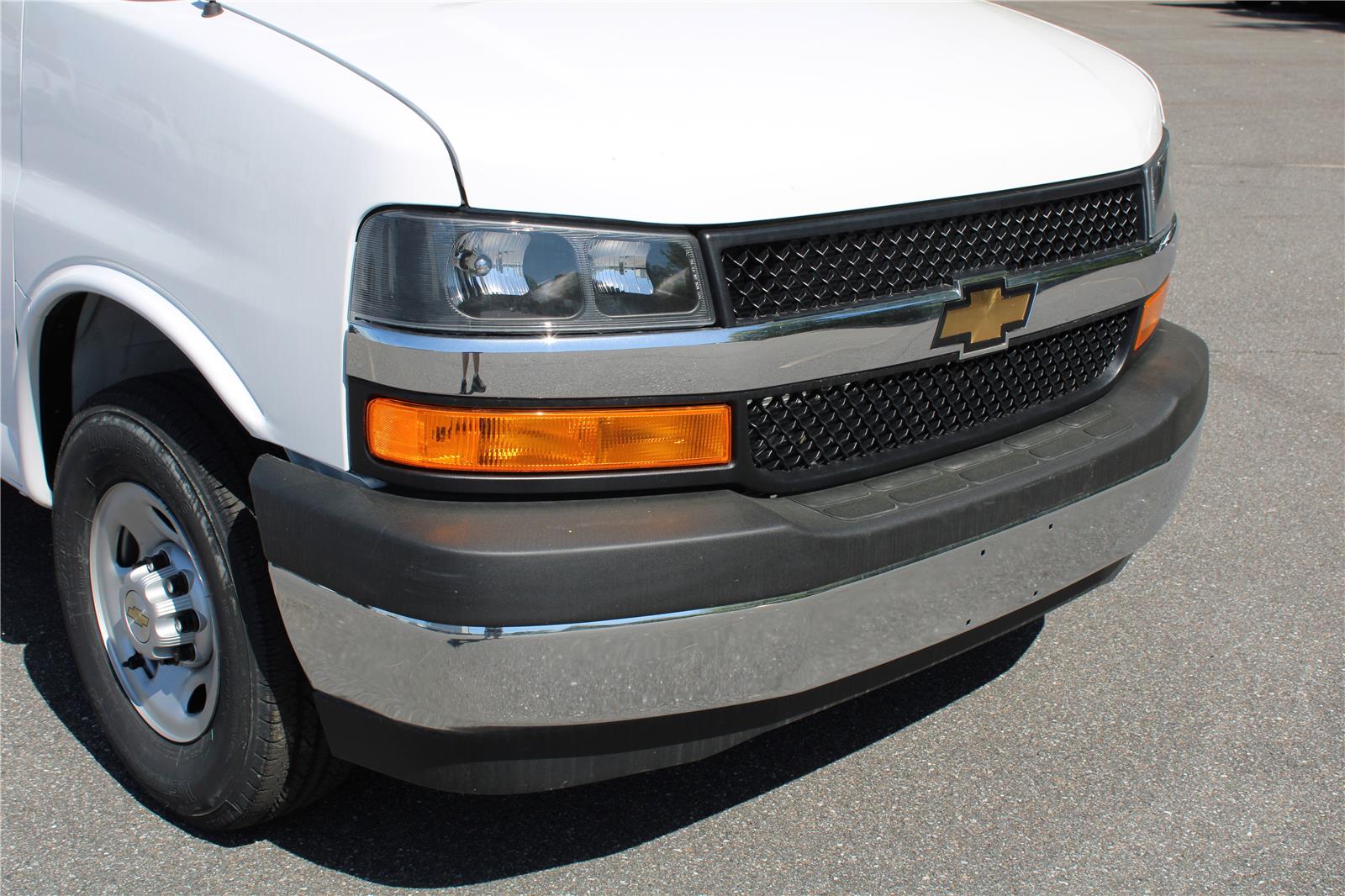 2024 Chevrolet Express Cutaway 3500 photo 3