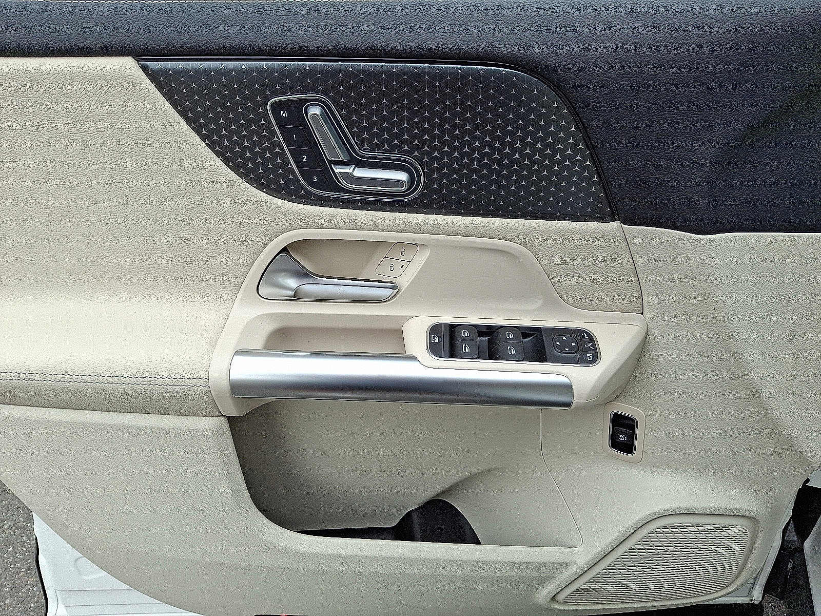 2025 Mercedes Benz GLA 250 4MATIC photo 3