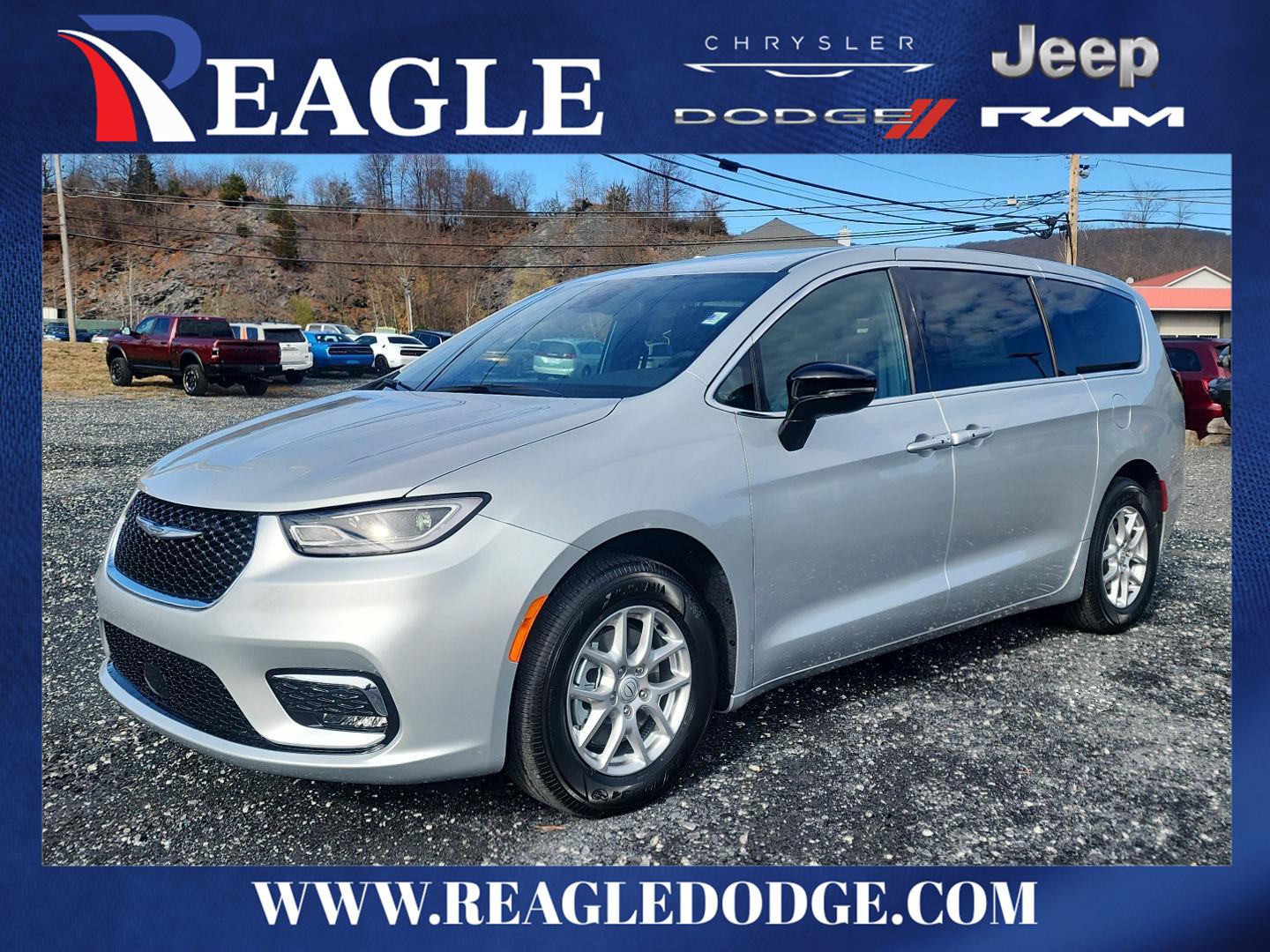 2026 Chrysler Pacifica Select's photo