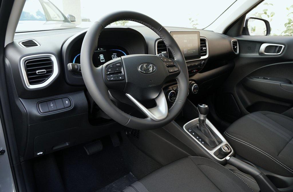 2025 Hyundai Venue SEL photo 8