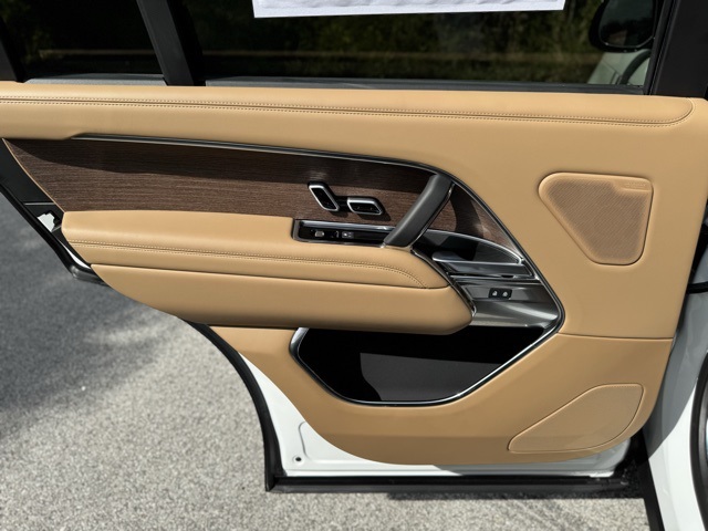 2025 Land Rover Range Rover SE photo 16