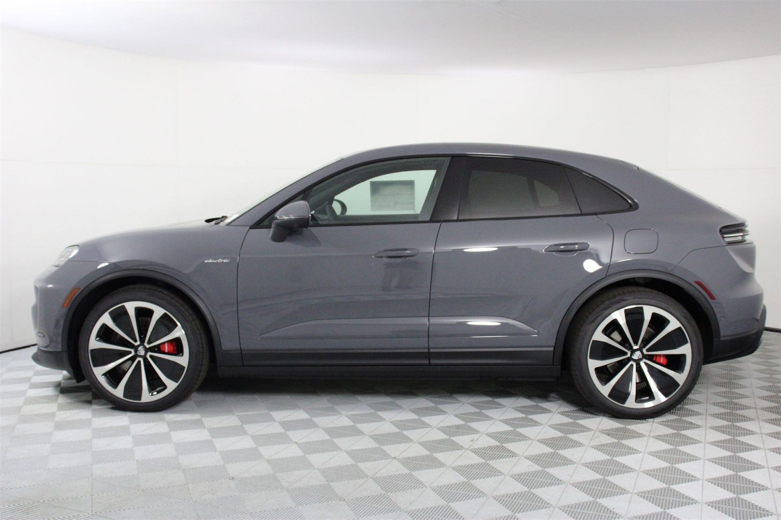 2025 Porsche Macan Electric photo 2