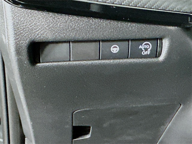 2026 Nissan Kicks SR photo 9