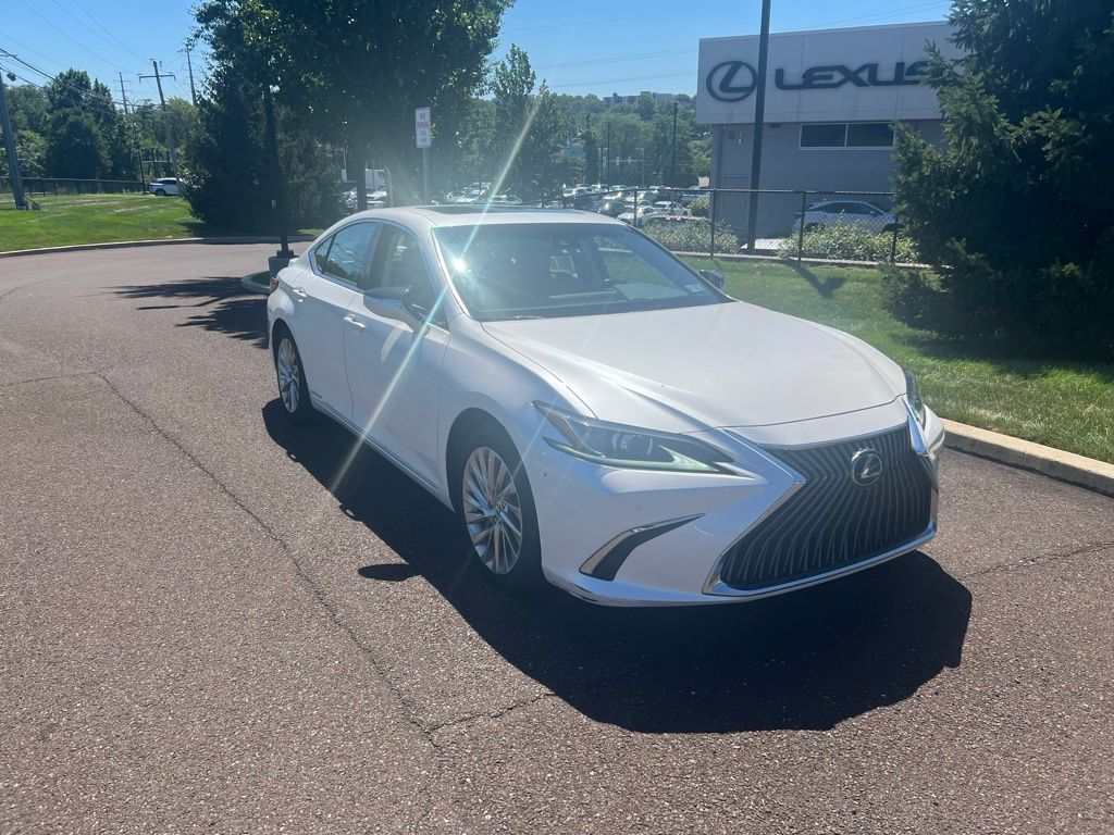 2019 Lexus ES 300h photo 4