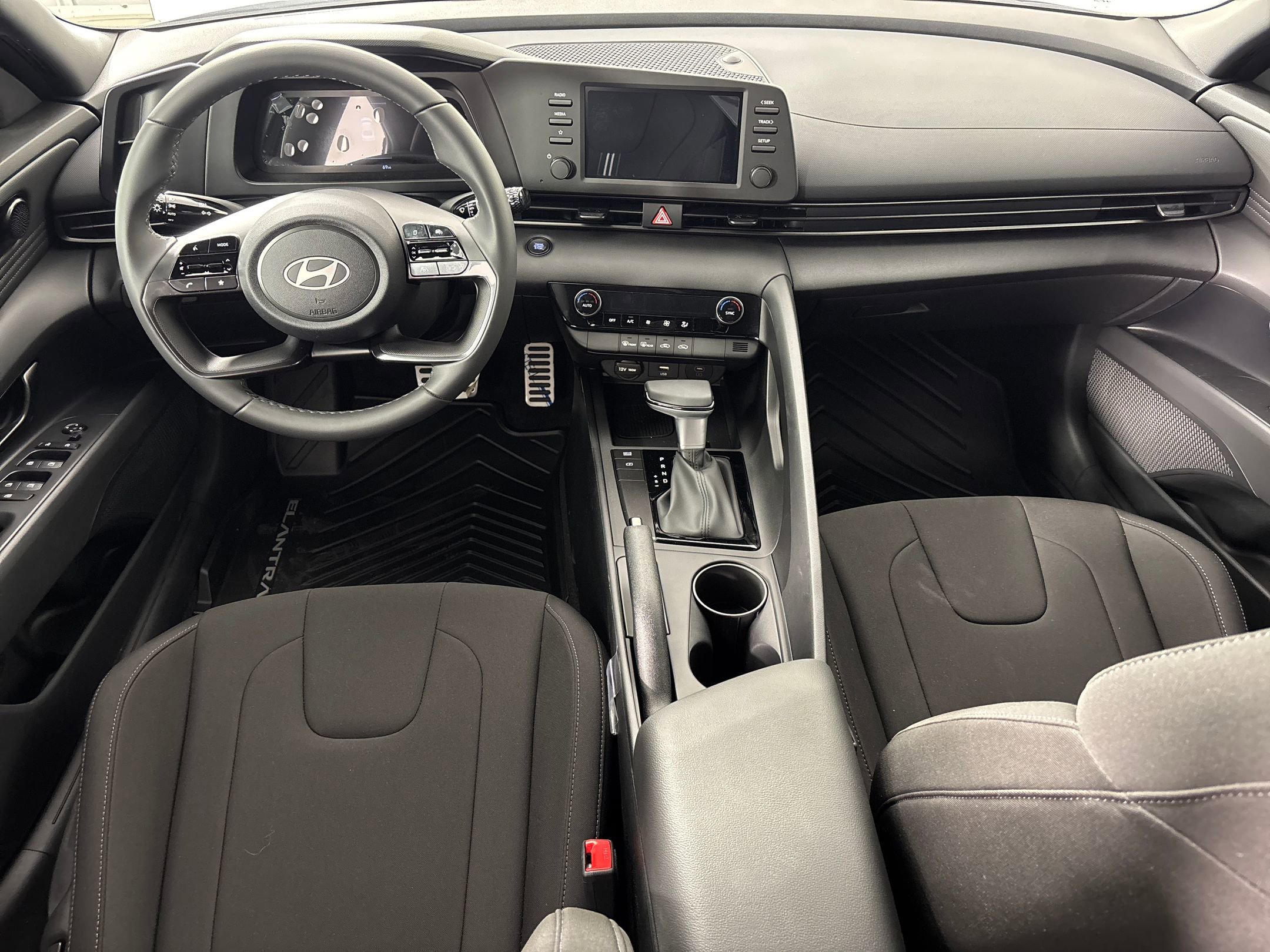 2025 Hyundai Elantra SEL Sport photo 13