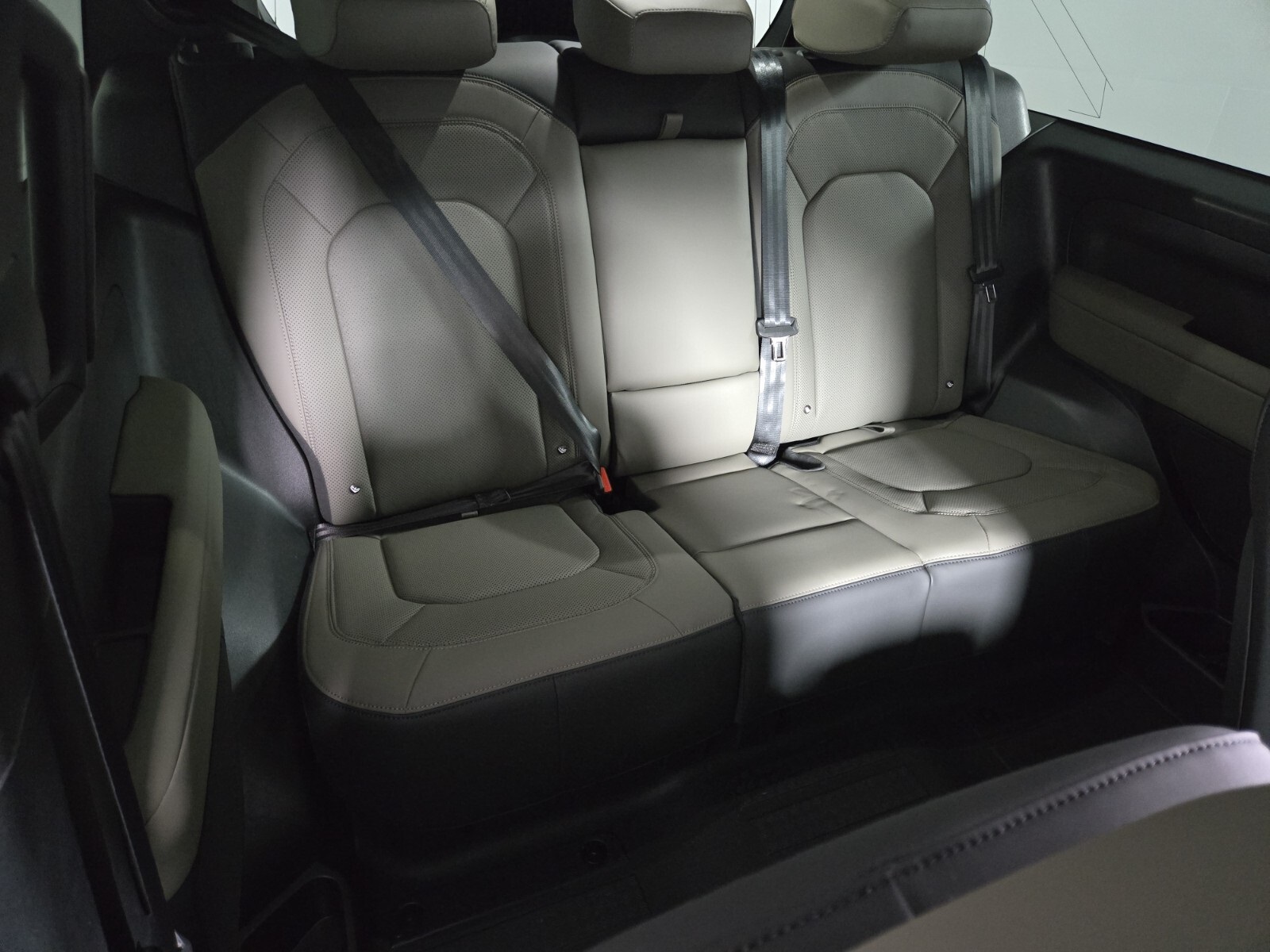 2025 Land Rover Defender X-Dynamic SE photo 18