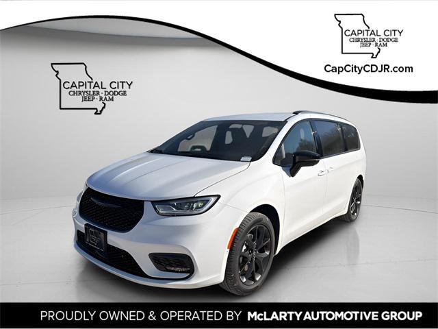 2026 Chrysler Pacifica Select's photo