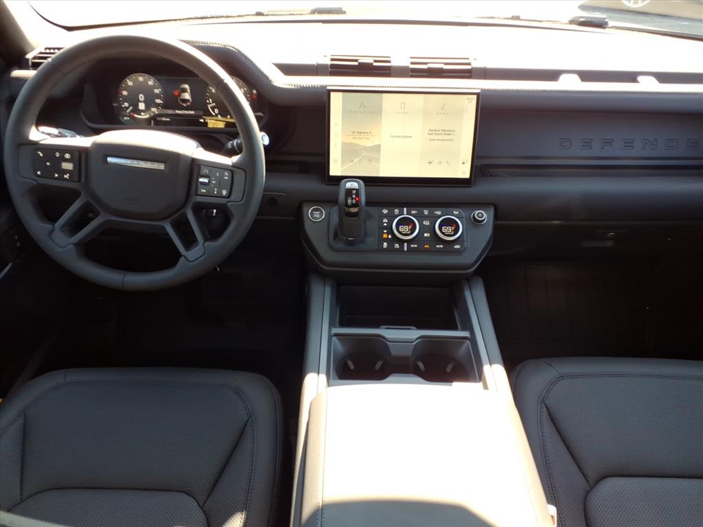 2025 Land Rover Defender 110 S photo 4