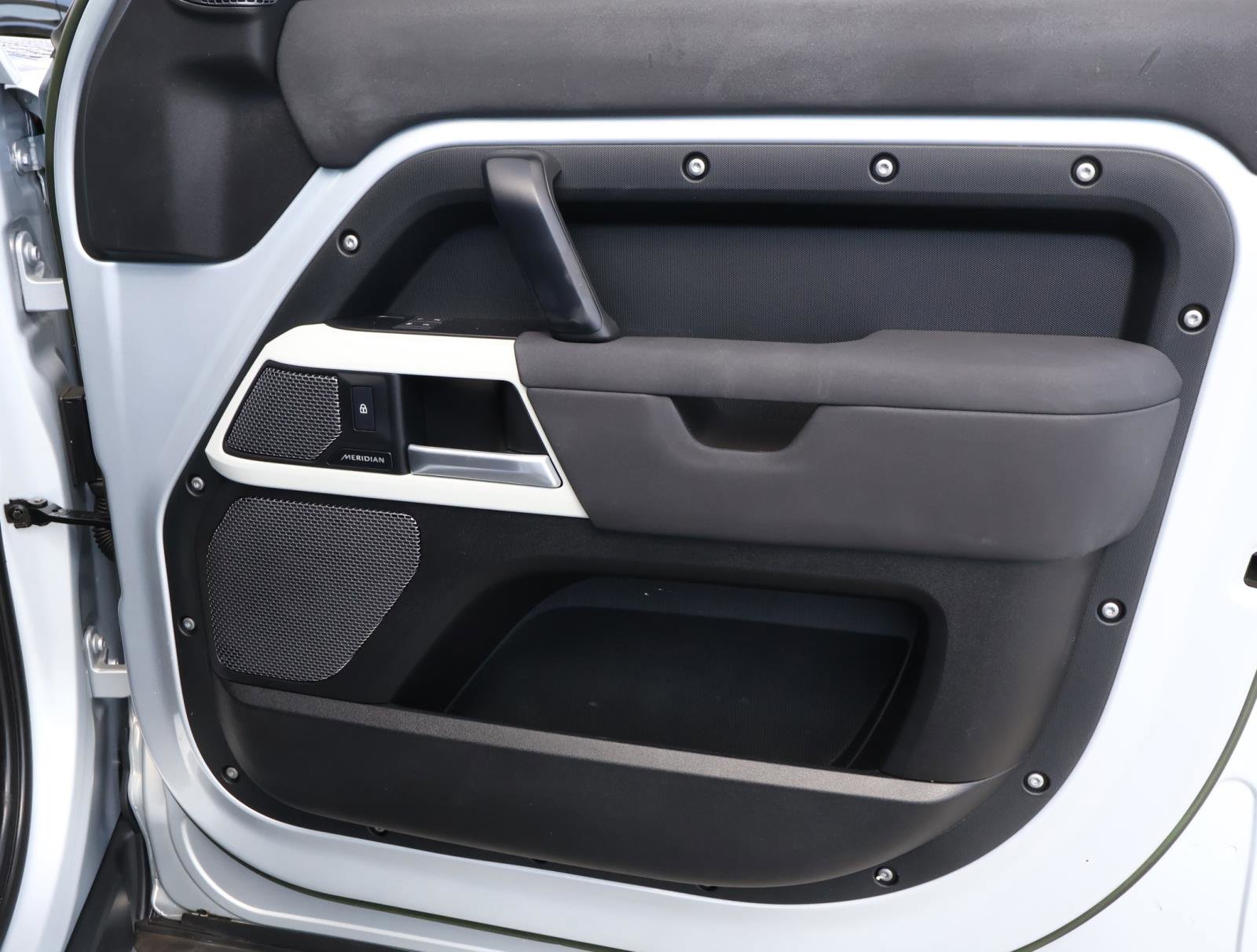 2023 Land Rover Defender S photo 16