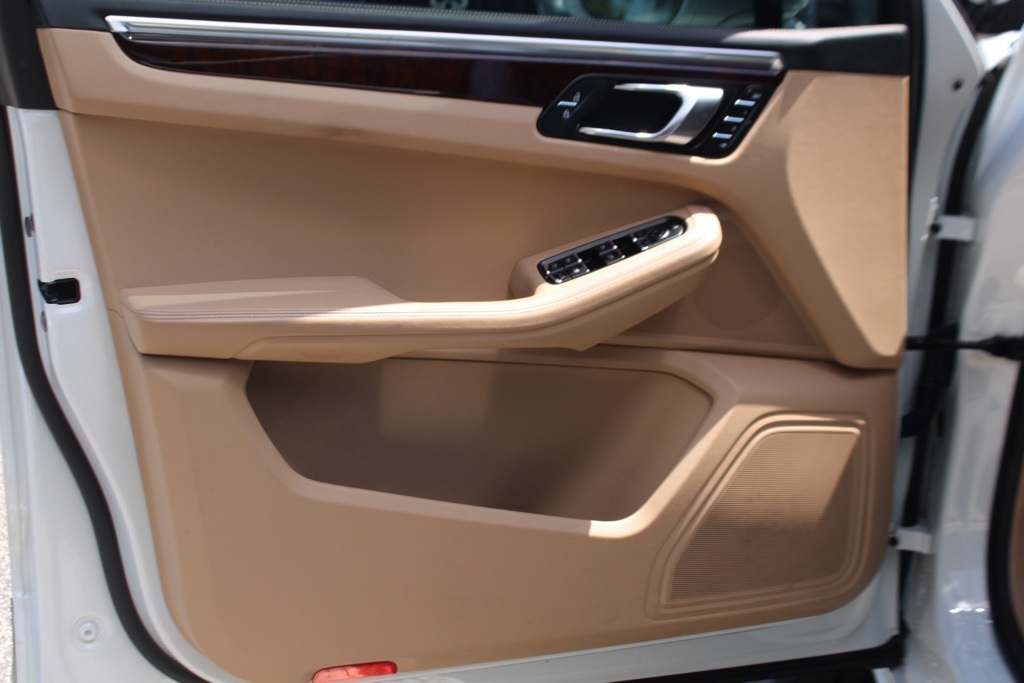 2023 Porsche Macan T photo 15