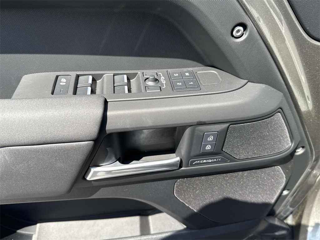 2025 Land Rover Defender 110 S photo 11