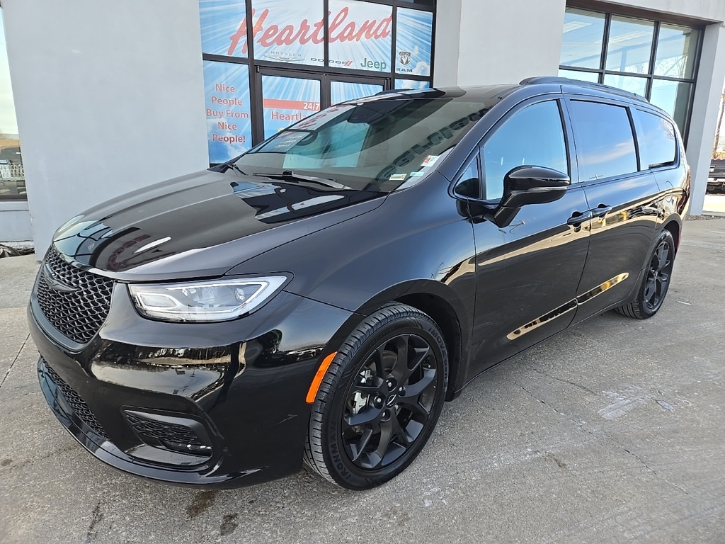 Used 2025 Chrysler Pacifica Limited with VIN 2C4RC1GG5SR515544 for sale in Kansas City