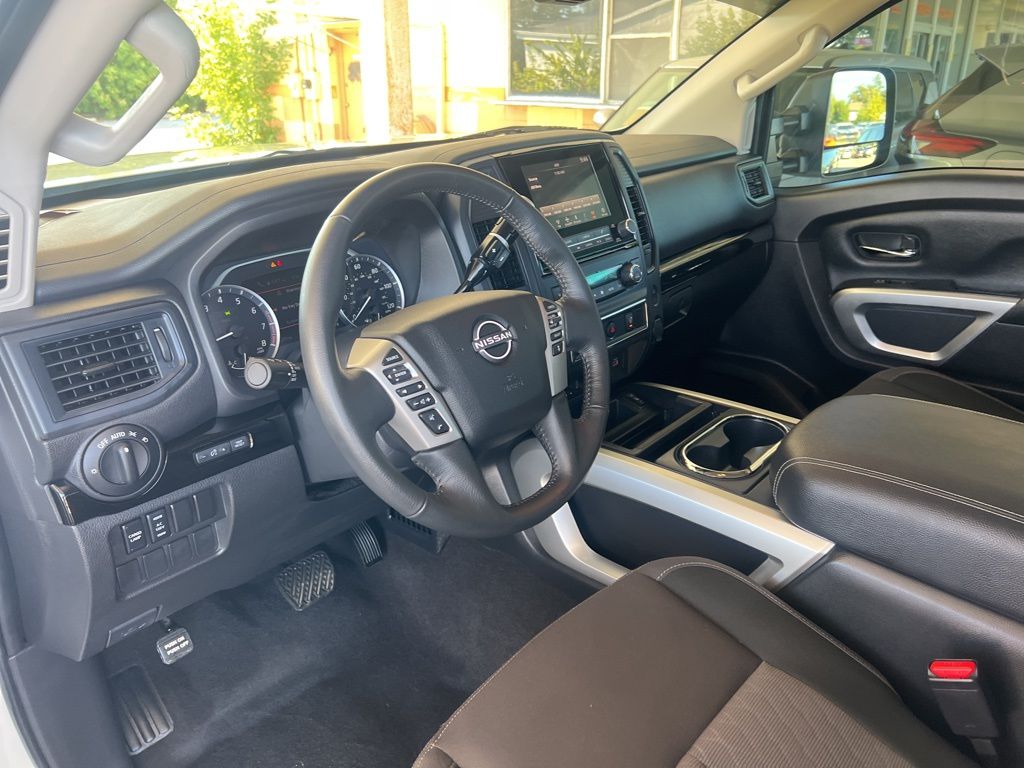 2024 Nissan Titan Crew Cab photo 3