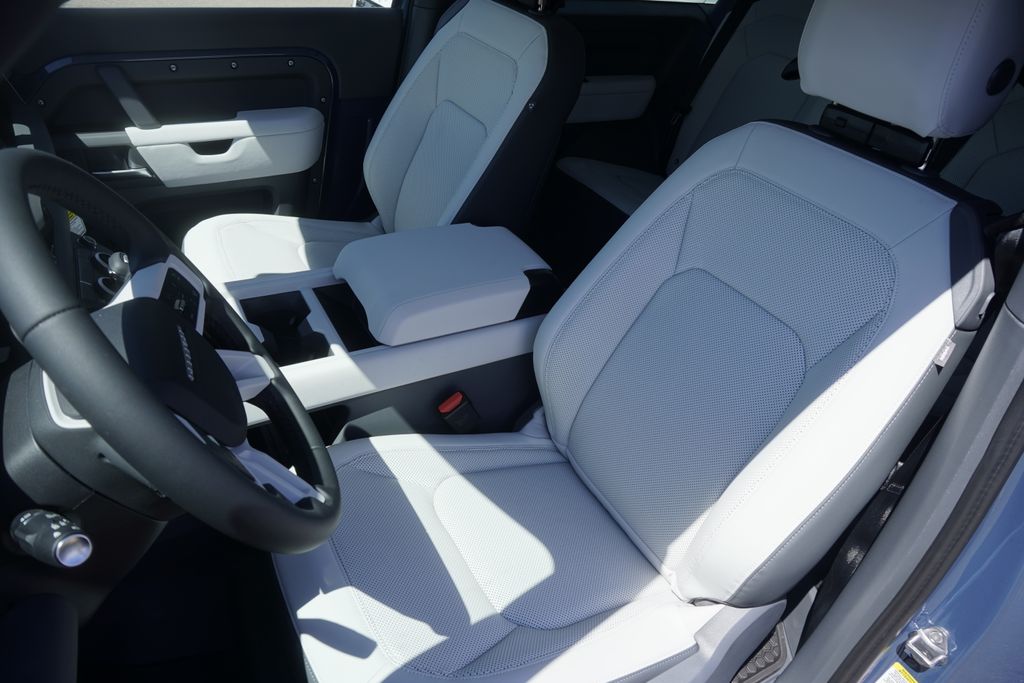 2025 Land Rover Defender 90 X-Dynamic SE photo 18