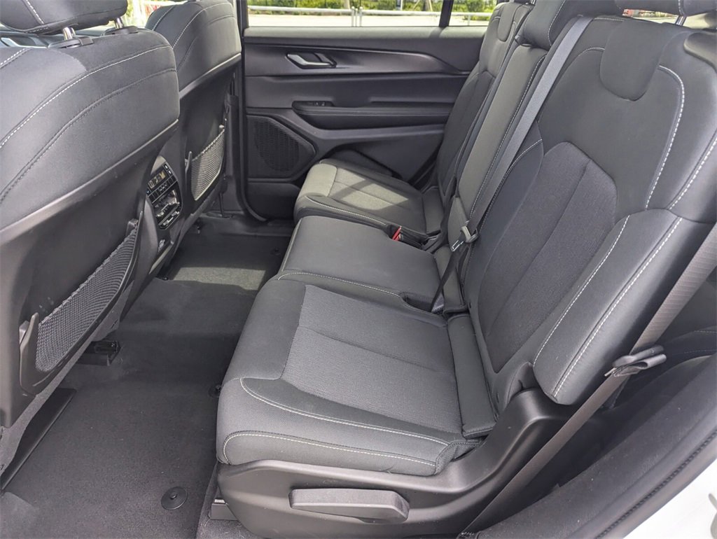 2023 Jeep Grand Cherokee Laredo photo 18