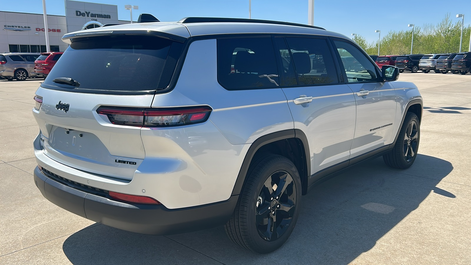 2025 Jeep Grand Cherokee Limited photo 3