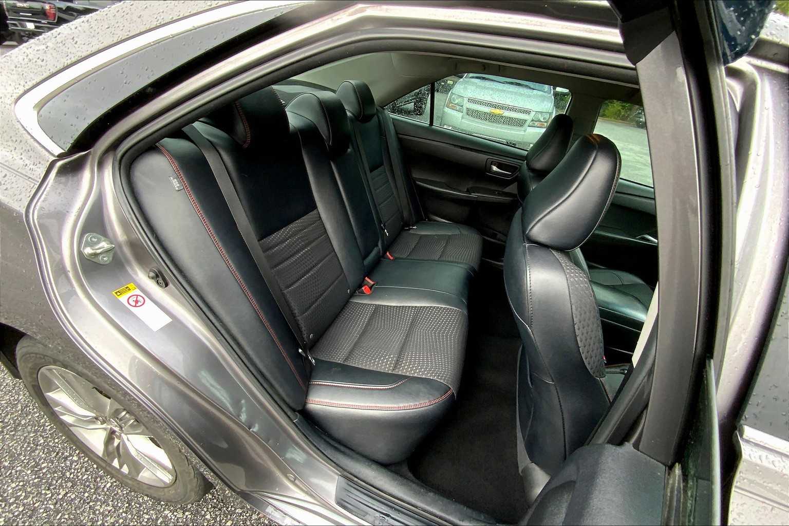 2015 Toyota Camry SE photo 17