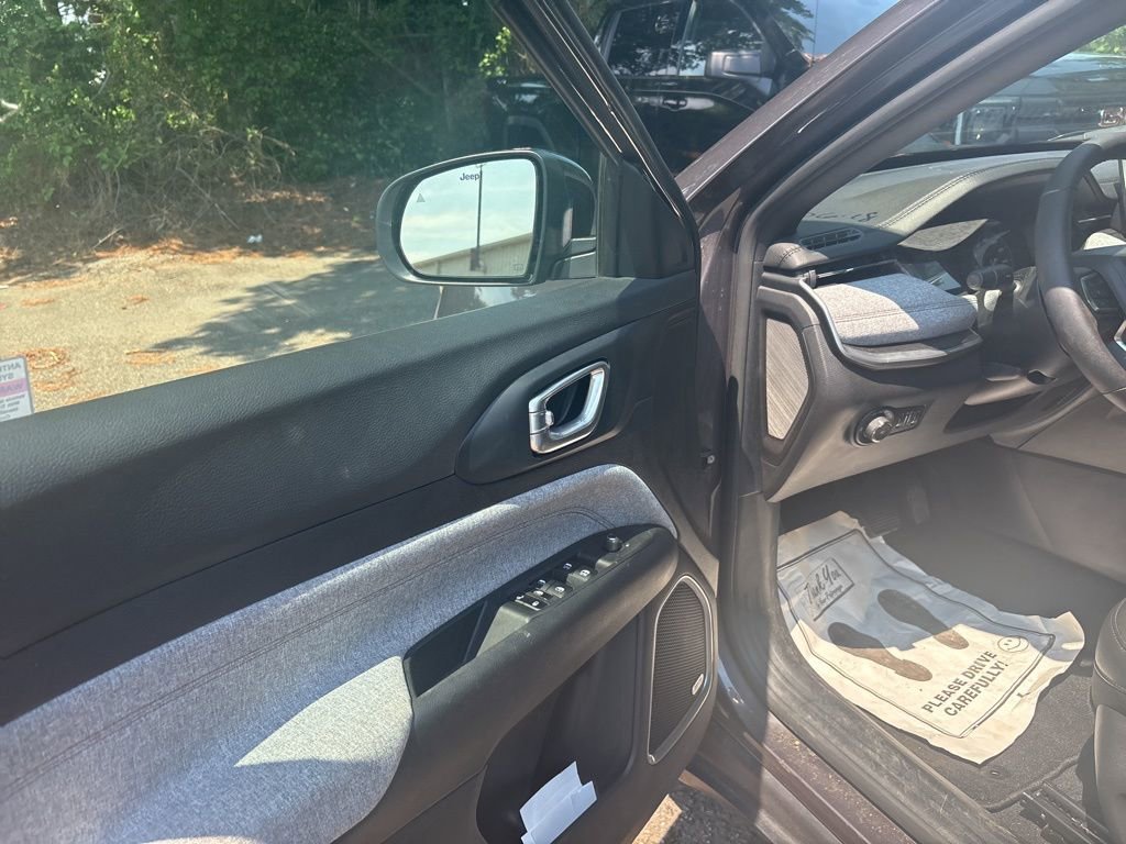 2024 Jeep Compass Latitude Lux photo 22