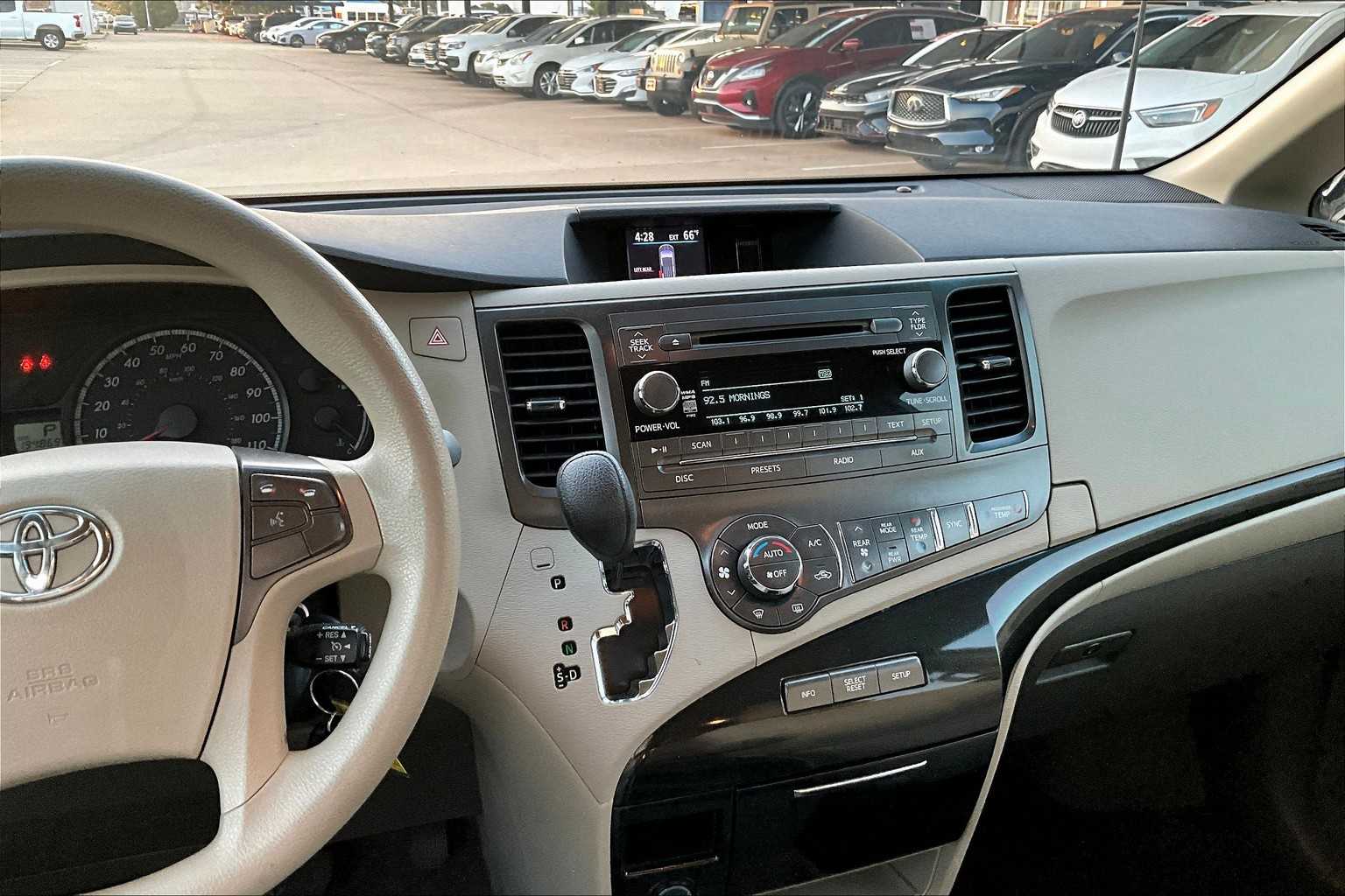 2013 Toyota Sienna LE photo 6