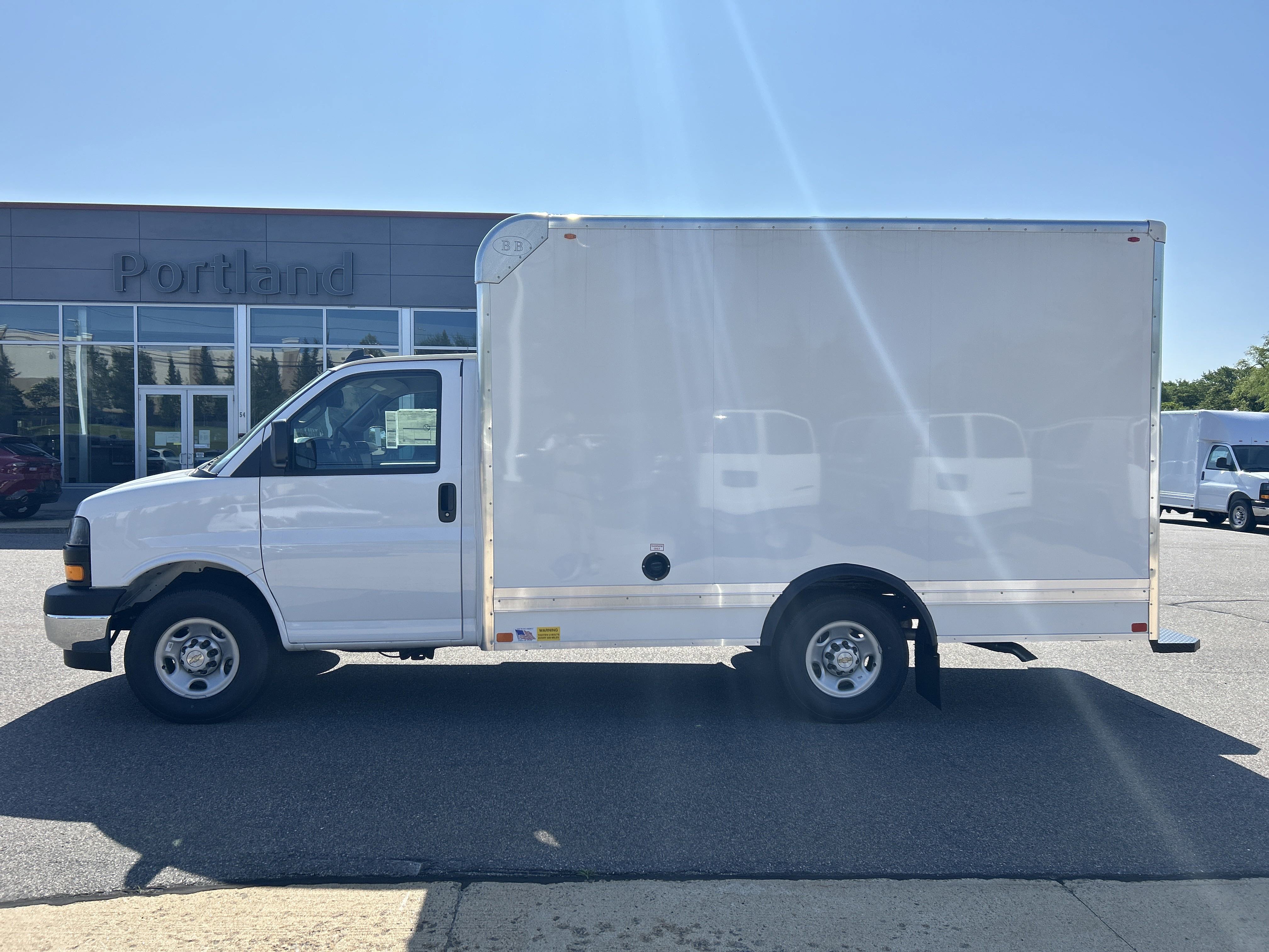 2025 Chevrolet Express Cutaway 3500 photo 2