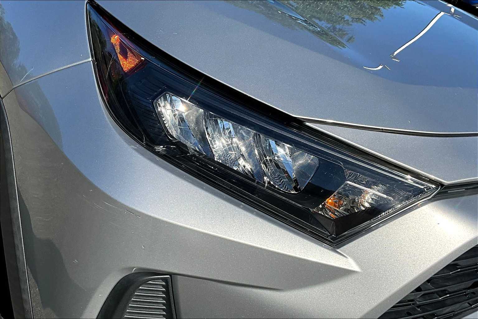 2021 Toyota RAV4 LE photo 26