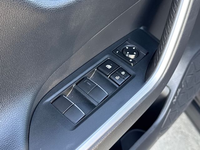 2020 Toyota RAV4 Hybrid XSE photo 3