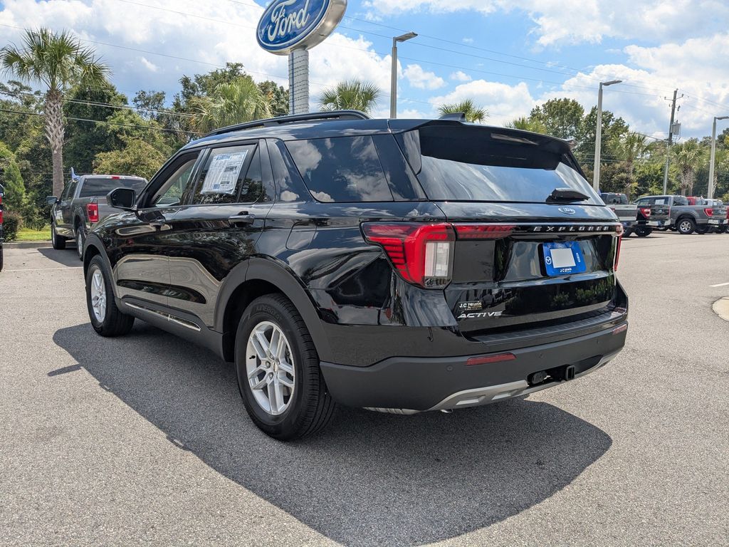 2025 Ford Explorer photo 6