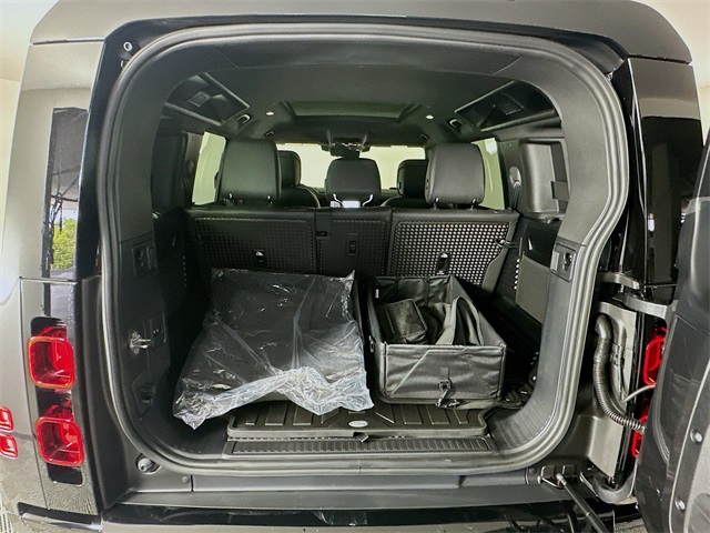 2025 Land Rover Defender 110 X-Dynamic SE photo 23