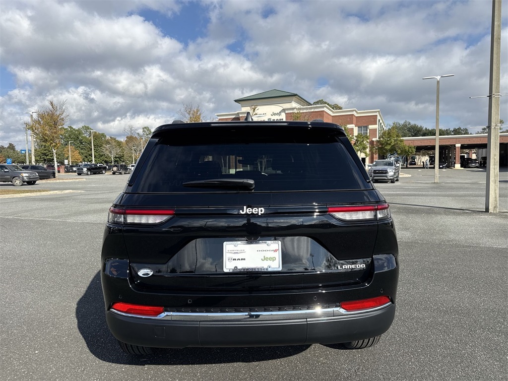 2025 Jeep Grand Cherokee Laredo photo 4