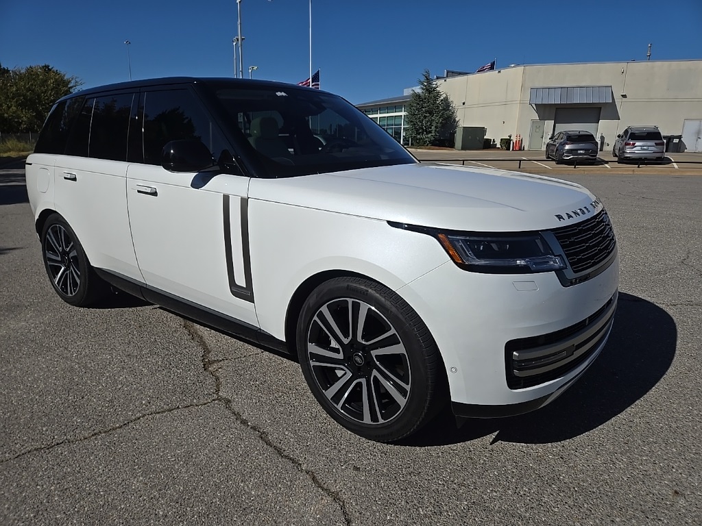 2023 Land Rover Range Rover SE photo 4
