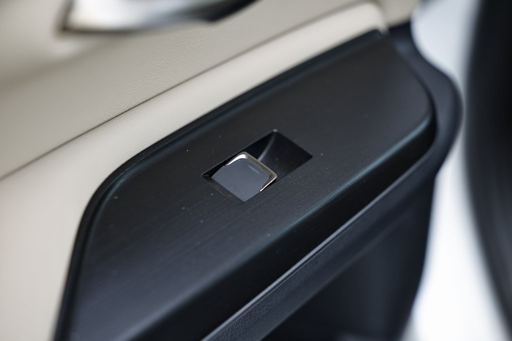 2021 Lexus ES 300h photo 24